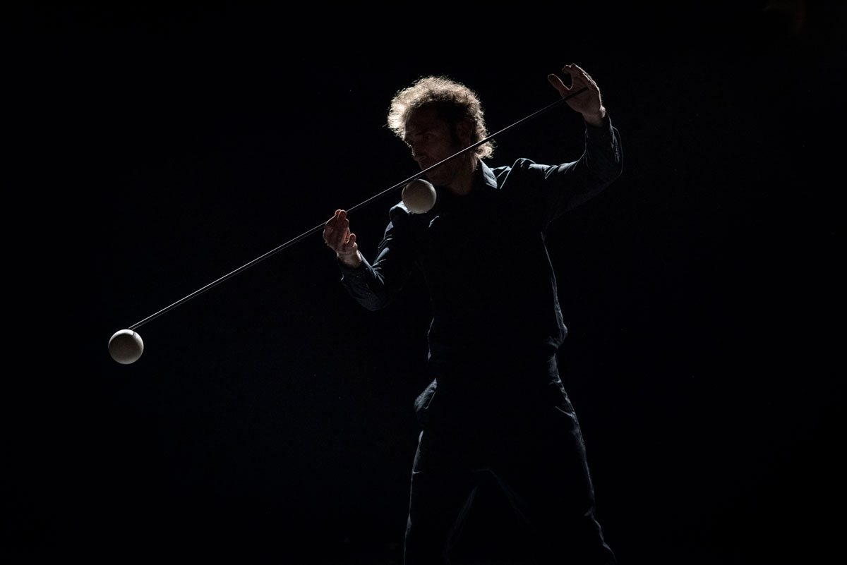 Un NAZ interprète un numéro de balles aimantées à un bâton