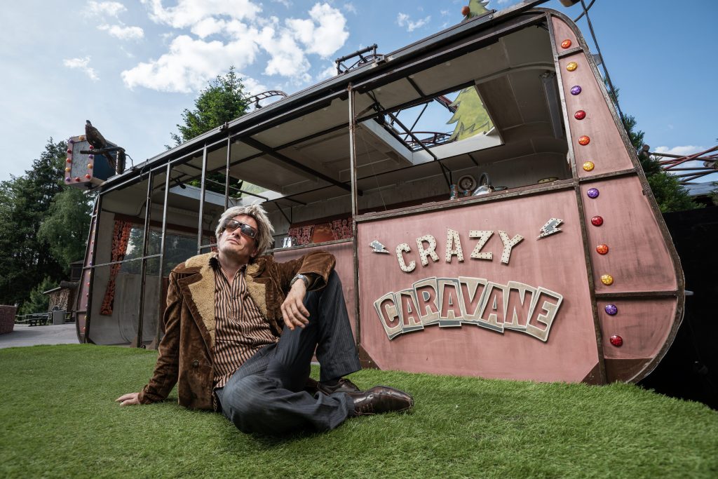 Le forain en pose devant crazy caravane