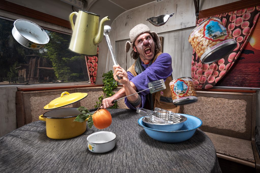 Un clown se fait attaquer par les objets de cuisine