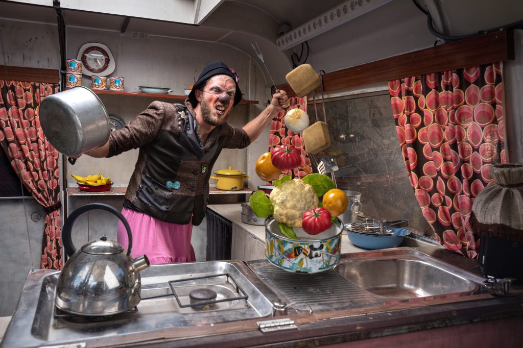 Un clown se fait attaquer par des légumes