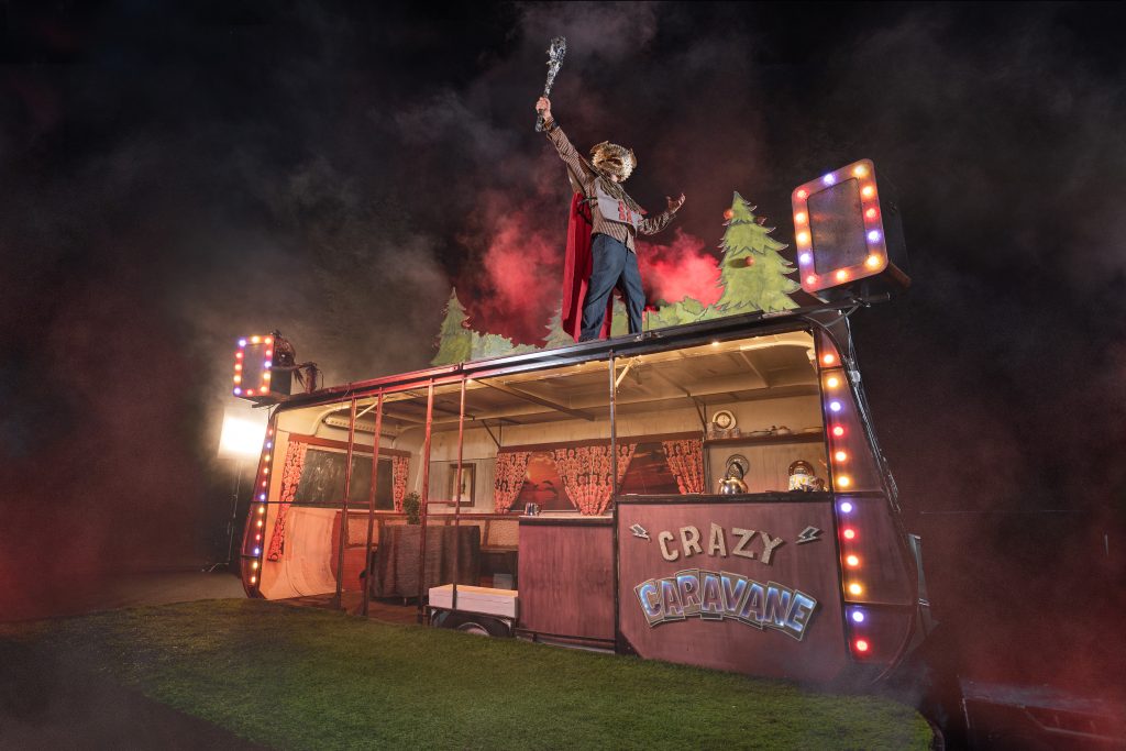 Poisson freak sur le toit de la caravane en lumière