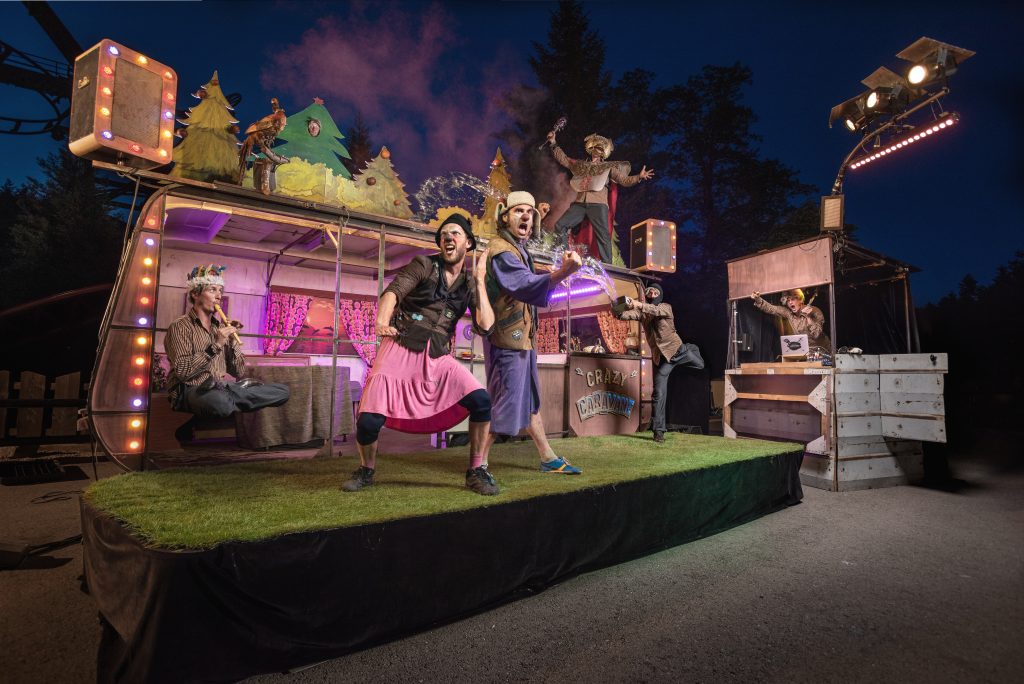 Deux clowns sur la Crazy Caravane avec apparition du forain à différents endroits en même temps