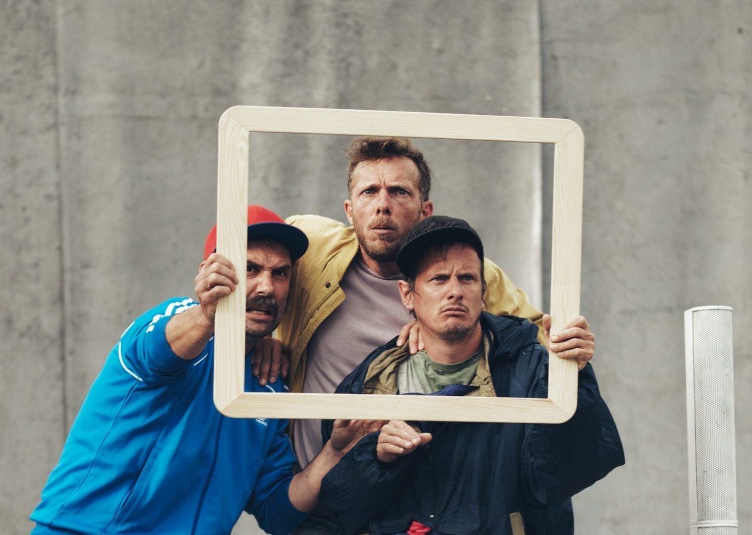 Trois personnages regardant les monstro plantes