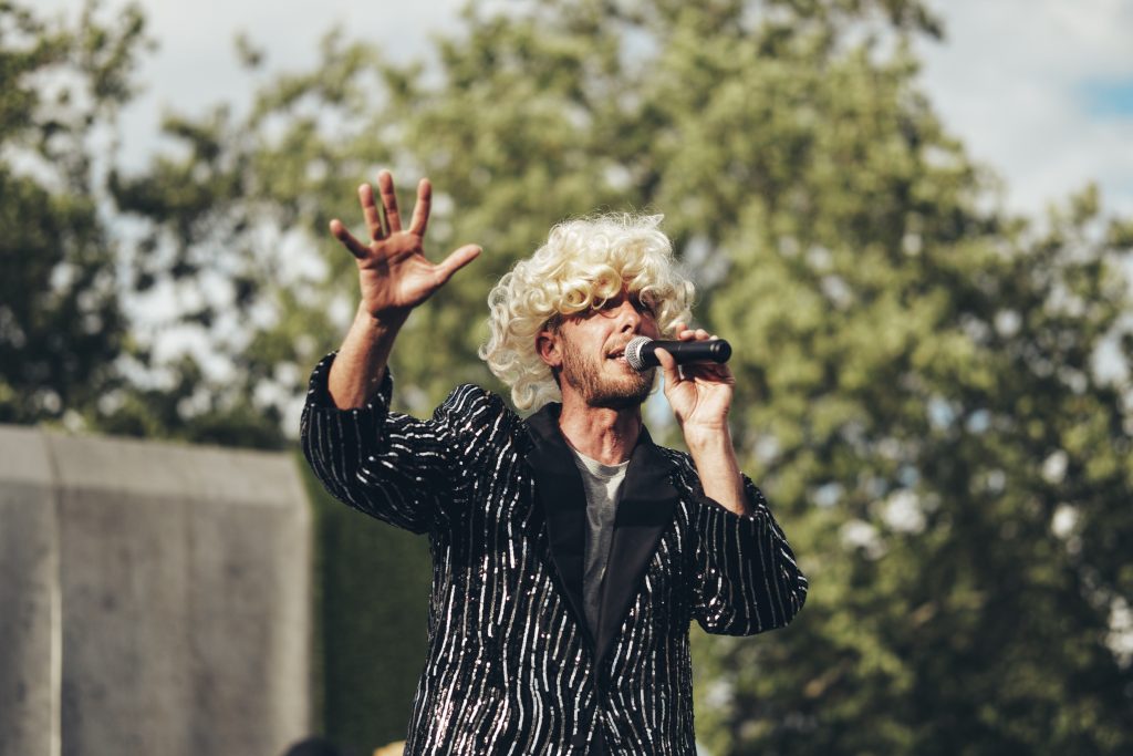 Présentateur vedette parlant au micro