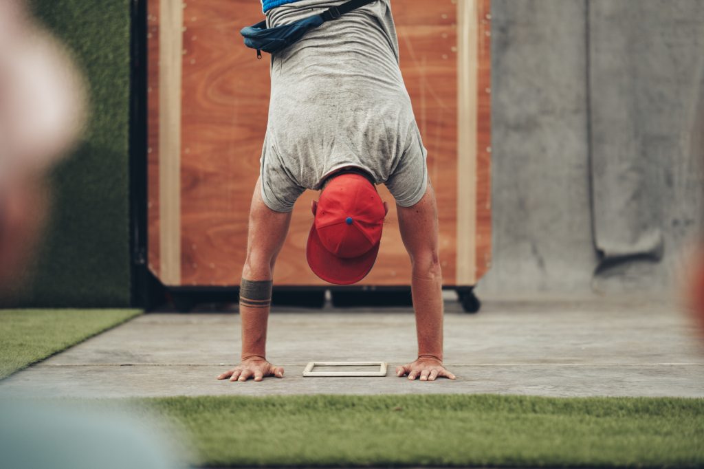 Regarder un écran en étant en équilibre sur les mains