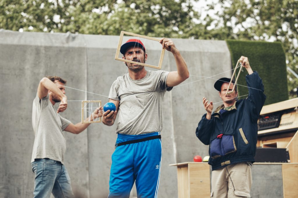 On s'emmêle avec les balles ficelles