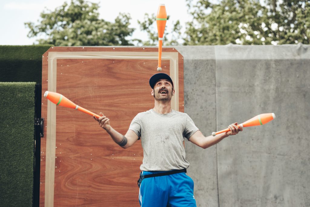 Jongleur avec 3 massues