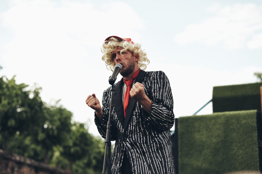 Présentateur à casquette rouge