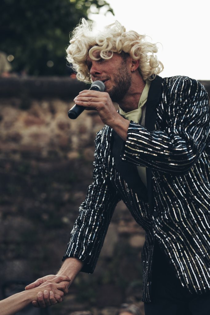 Présentateur perruque blonde