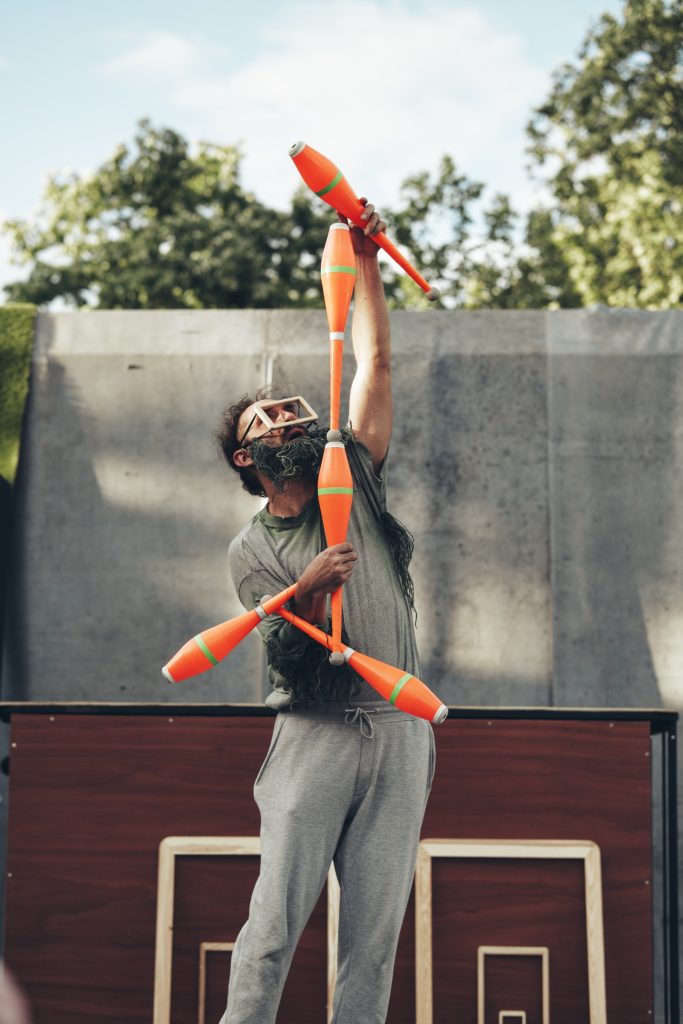 Jongleur massues équilibres