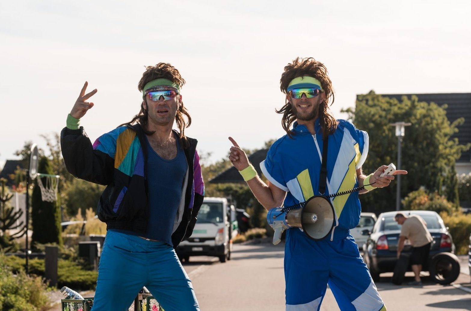 Deux personnage en costume de jogging posant dans la rue