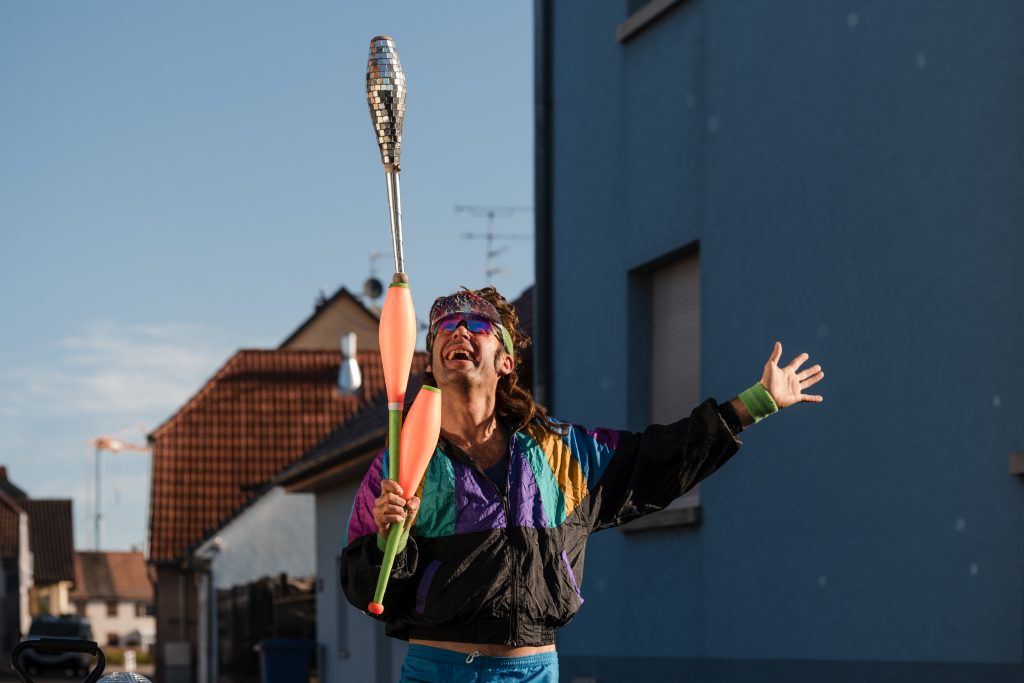 jongleur avec une massue disco