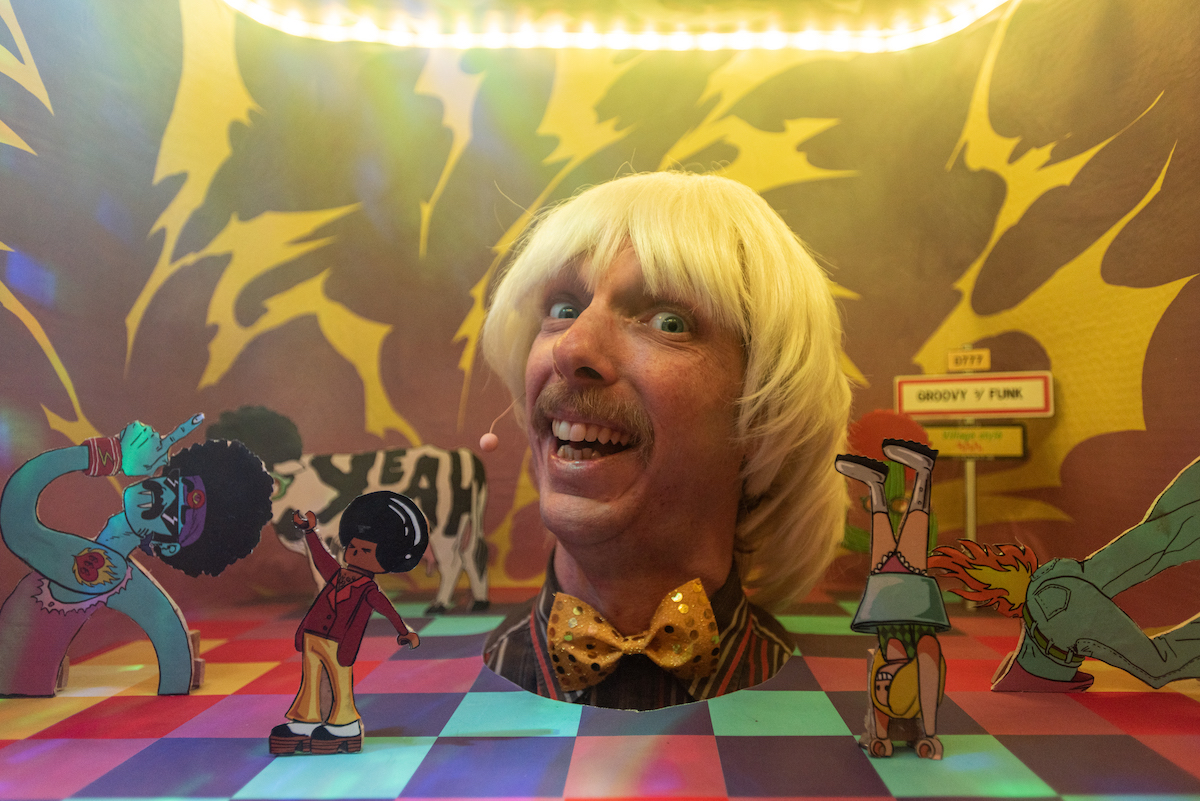 Intérieur de la La TV Mobile Disco 2000