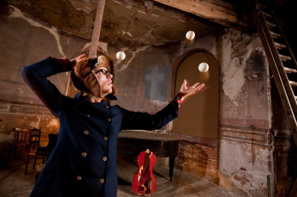 Jongleur à trois balles