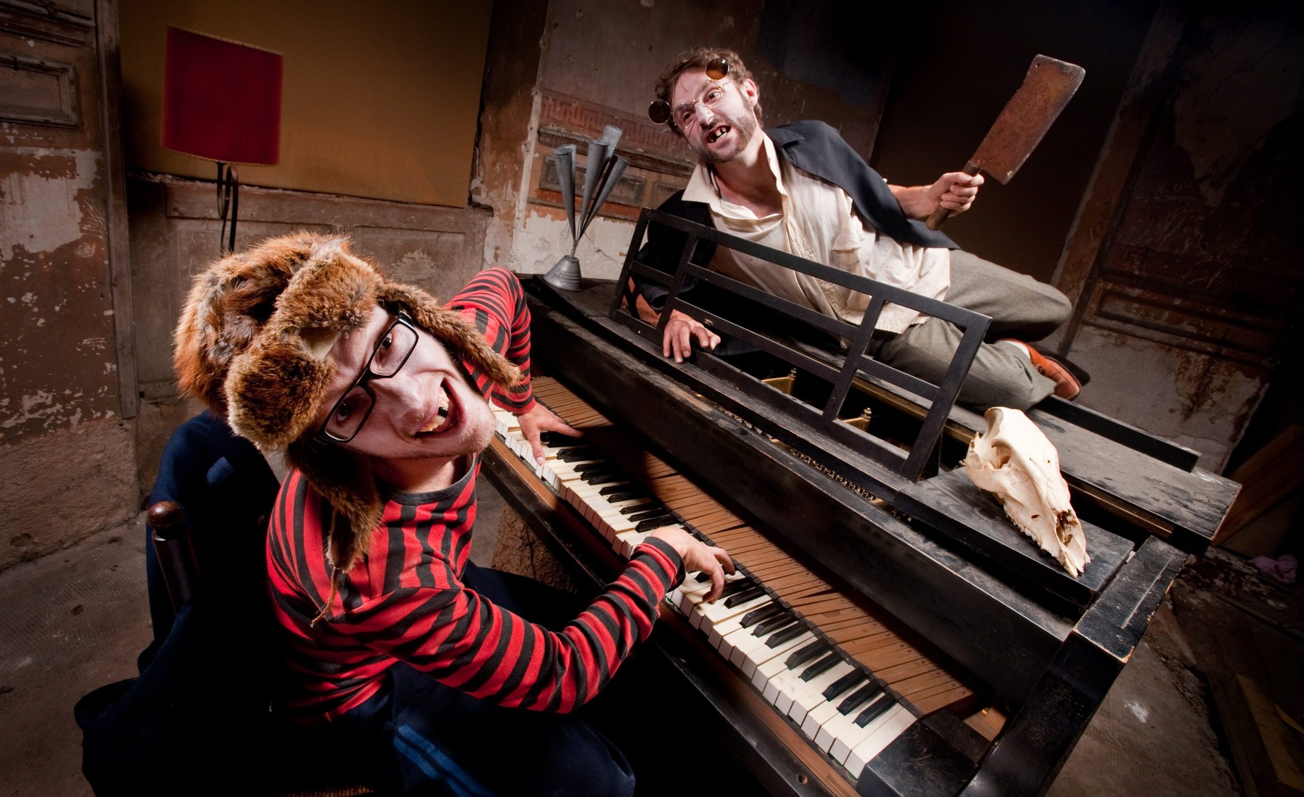 affiche de fer forcé avec deux personnage clownesque