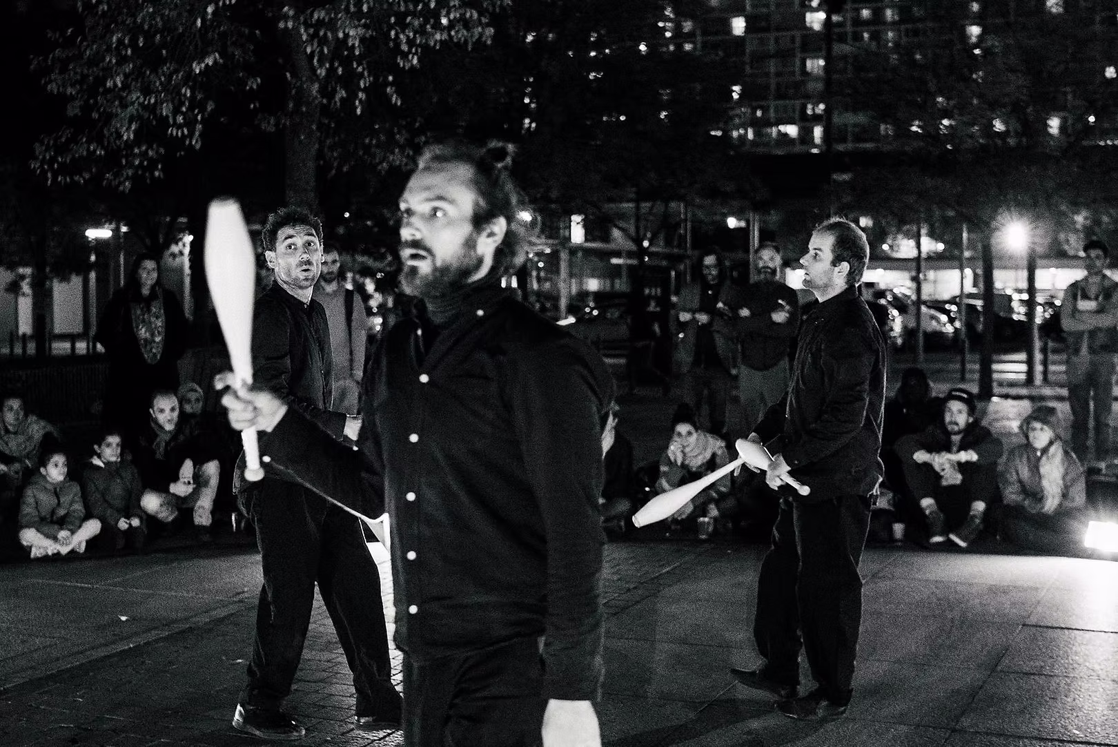 Photo noir et blanc avec un jongleur tenant une massue