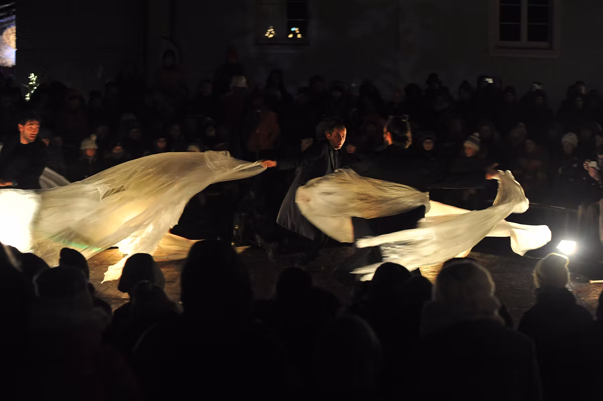 Spectacle avec des grand sachets plastiques blanc