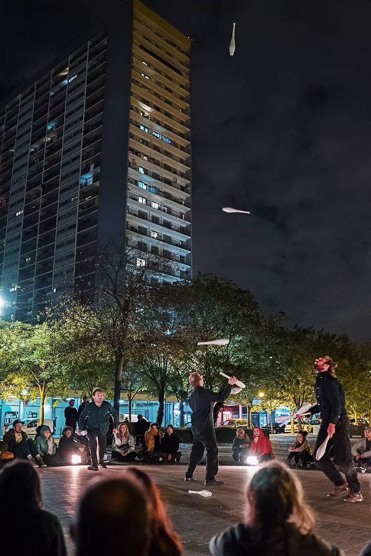 lancé de massues très haute devant un immeuble