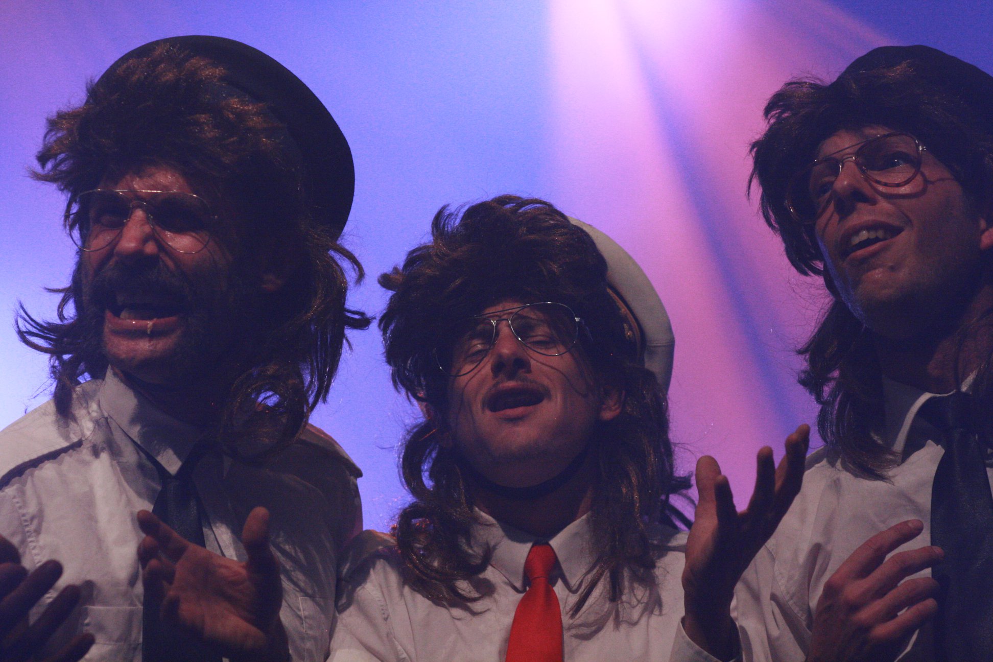 trois personnage en train de chanter