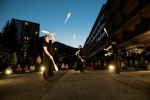 Trois jongleurs avec neuf massues jonglent de nuit