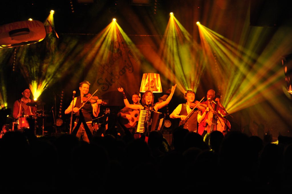 musicien sur scène devant le public