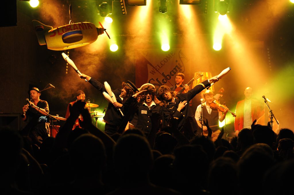 Jongleur devant les musiciens et la foule