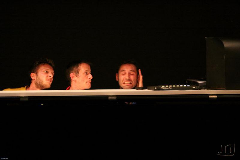 Trois têtes l'une à côté de l'autre et une main