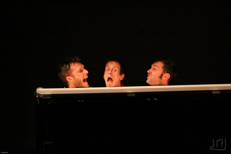 Trois têtes l'une à côté de l'autre