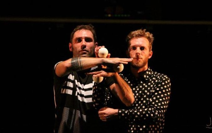 Deux jongleur côte à côte jonglerie graphique