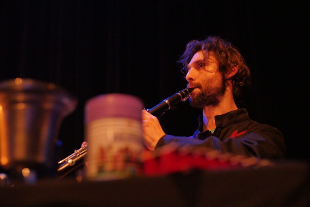 Musicien derrière des petits instruments