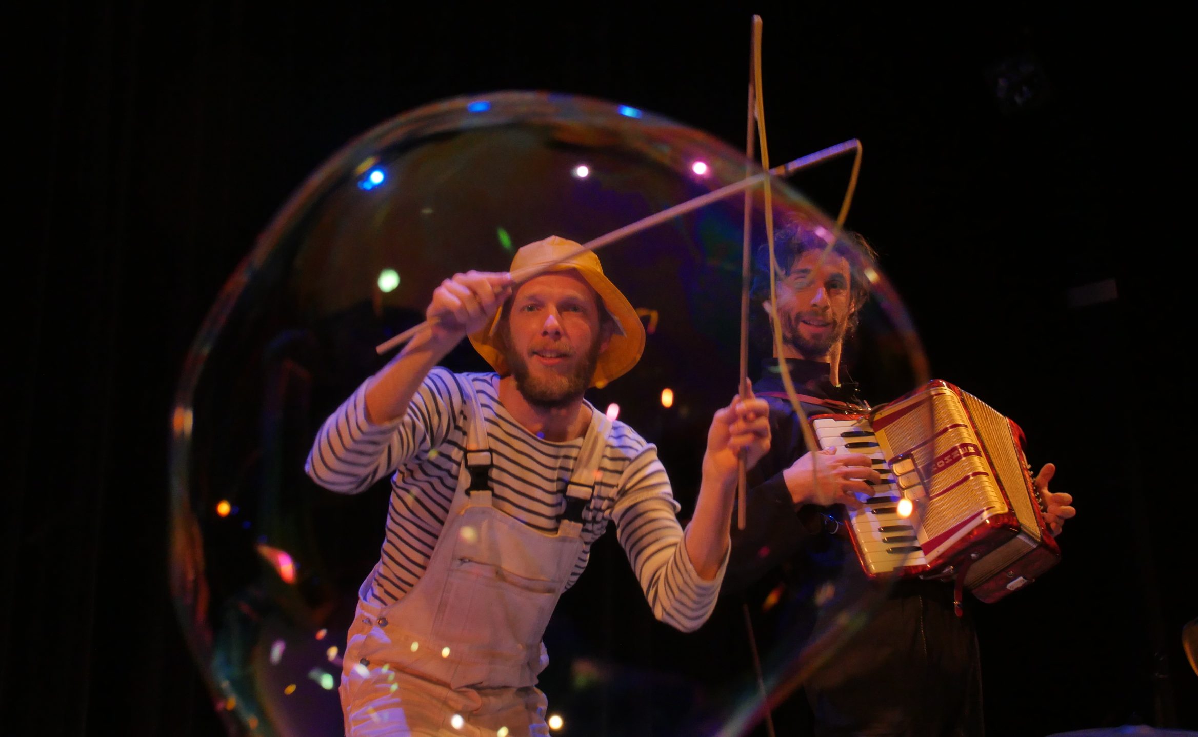 Un marin derrière une grosse bulle